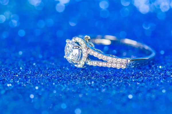 Bague bijoux sur fond bleu — Photo