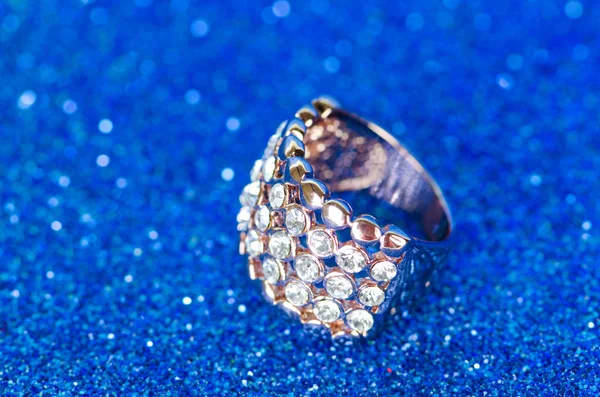 Anillo de joyería sobre fondo azul —  Fotos de Stock