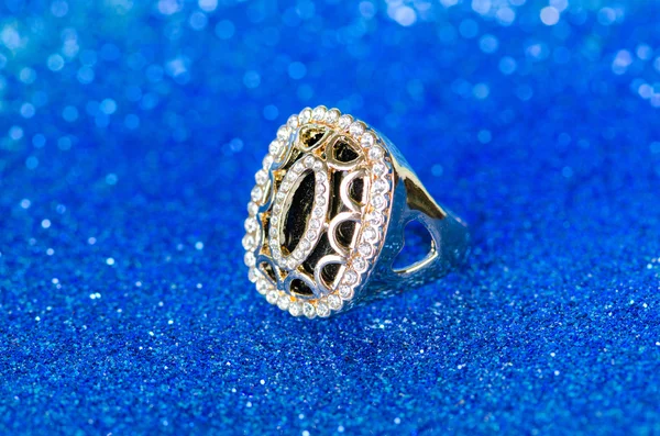 Bague bijoux sur fond bleu — Photo