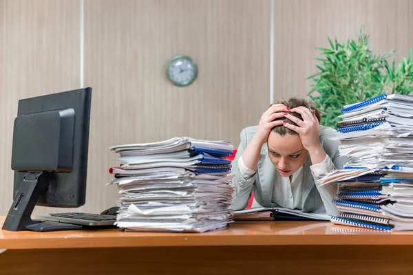 Vrouw onder stress van buitensporige papierwerk — Stockfoto