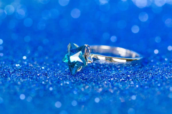 Bague bijoux sur fond bleu — Photo