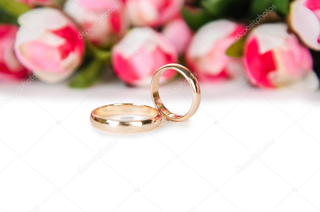 Wedding rings and flowers isolated on white background — Stock Photo