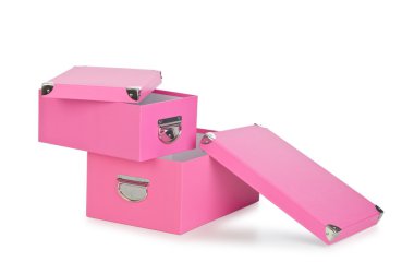 pembe giftboxes üzerinde beyaz izole
