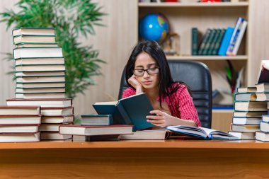 Üniversite sınavlarına hazırlanan genç bir kız öğrenci.