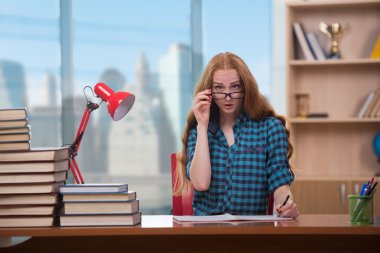 Öğrenci kitap yığını ile