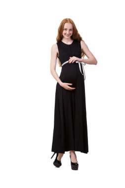 Beyaz tenli hamile bir kadın.