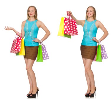 Alışveriş torbaları olan kadın beyazda yalnız.