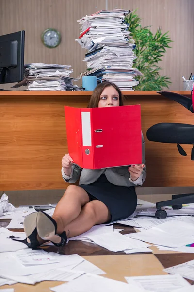 Empresaria bajo estrés trabajando en la oficina — Foto de Stock