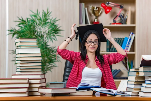 Joven estudiante preparándose para los exámenes de la escuela universitaria — Foto de Stock