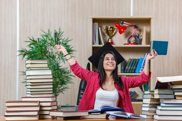 Ung kvinnlig student förbereder sig för collegeprov — Stockfoto