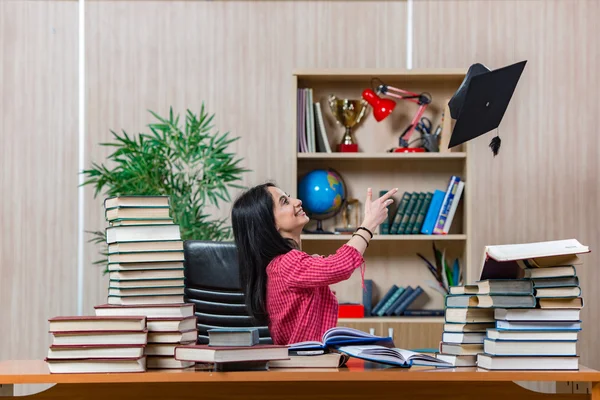 Junge Studentin bereitet sich auf College-Prüfungen vor — Stockfoto