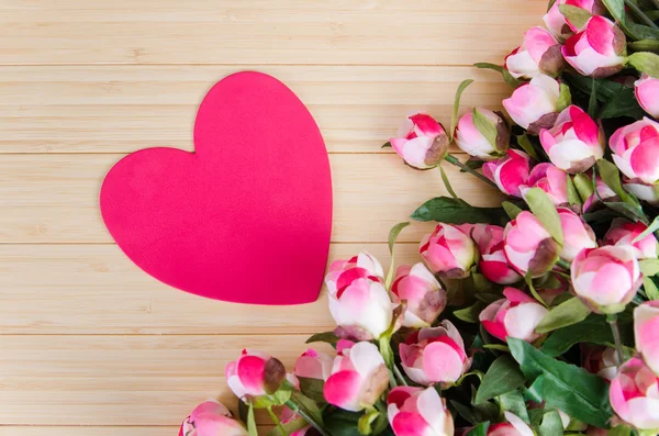 Rosas e cartão de forma de coração para sua mensagem — Fotografia de Stock