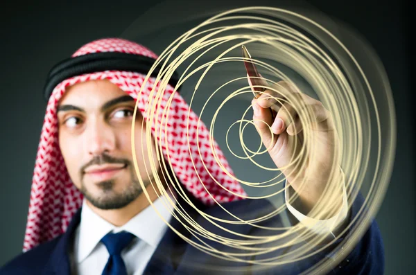 Uomo d'affari arabo premendo pulsanti virtuali — Foto Stock