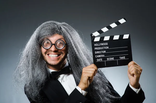 Hombre divertido con el tablero de la película — Foto de Stock