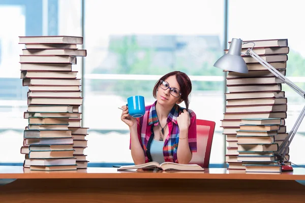 Giovane studentessa preparazione per gli esami — Foto Stock