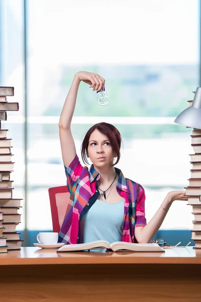 Jovem estudante se preparando para exames — Fotografia de Stock