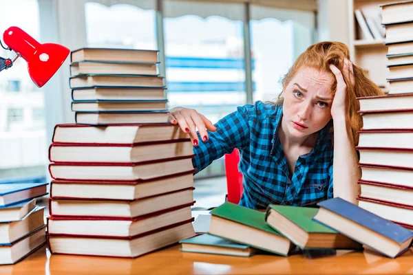 Jonge vrouwelijke student bereidt zich voor op examens — Stockfoto