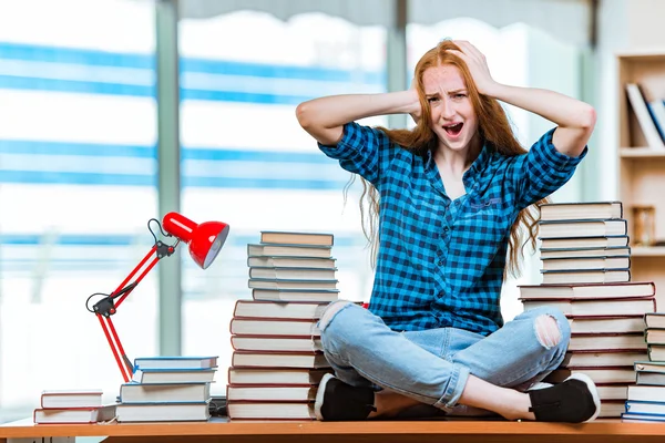 Giovane studentessa preparazione per gli esami — Foto Stock