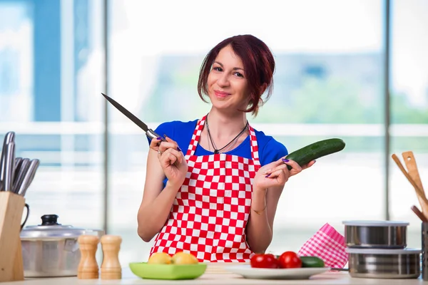Jonge vrouw werkt in de keuken — Stockfoto