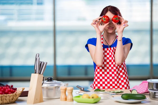 Jovem mulher trabalhando na cozinha — Fotografia de Stock