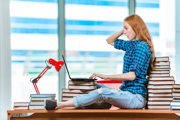 Mladá studentka se připravuje na zkoušky — Stock fotografie