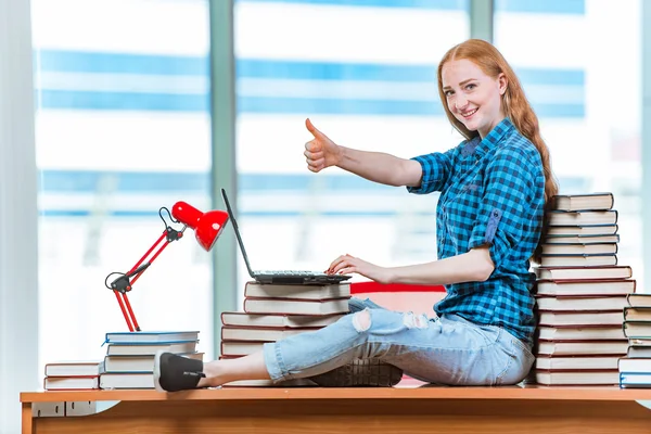 Giovane studentessa preparazione per gli esami — Foto Stock