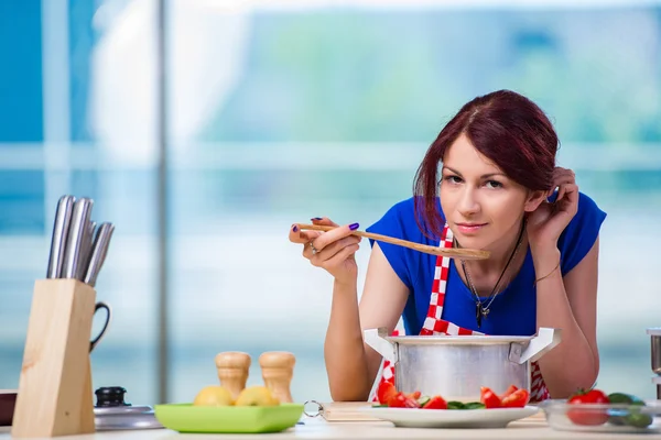 Mulher preparando sopa na cozinha — Fotografia de Stock