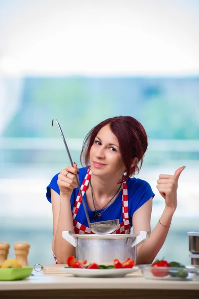 Femeie care pregătește supă în bucătărie — Fotografie, imagine de stoc