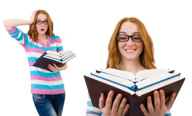 Kitapları beyaz olan genç bir öğrenci.