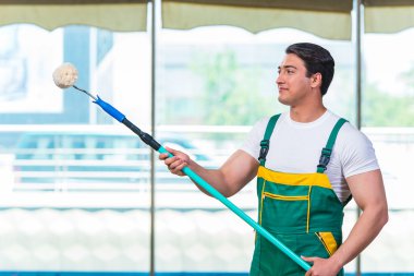 Genç inşaat işçisi sitesinde