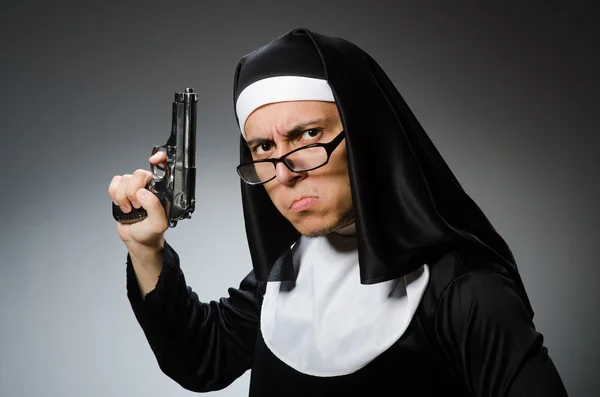 Man dressed as nun with handgun — Stock Photo, Image