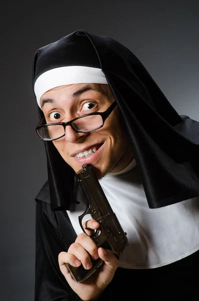 ハンドガンで修道女として服を着た男 — ストック写真