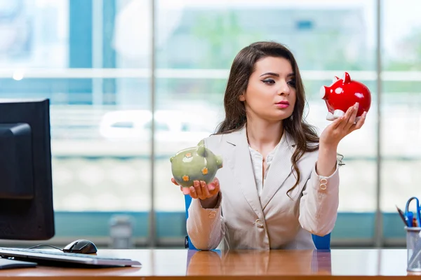 Empresária sentada na mesa do escritório — Fotografia de Stock