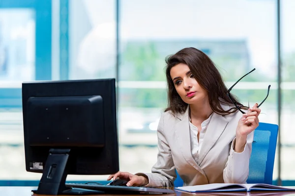 Femme d'affaires assise au bureau — Photo