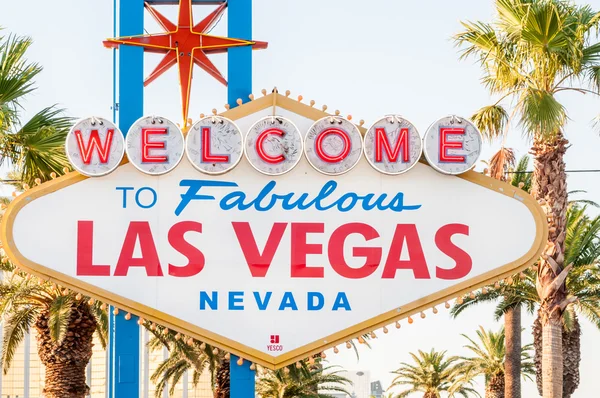 Famoso cartel de Las Vegas en brillante día soleado — Foto de Stock