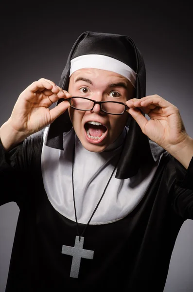 Hombre divertido vistiendo ropa de monja — Foto de Stock