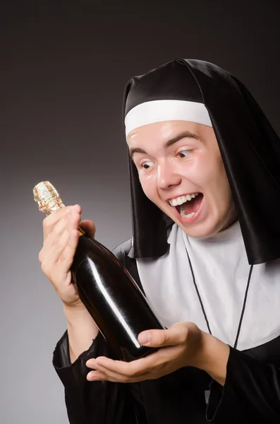 Rolig man klädd i nunnekläder — Stockfoto