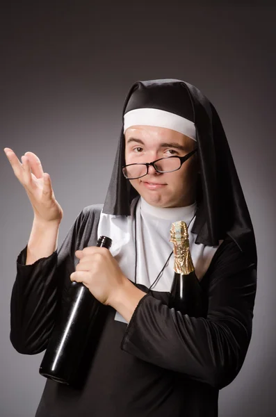 Homme drôle portant des vêtements de nonne — Photo