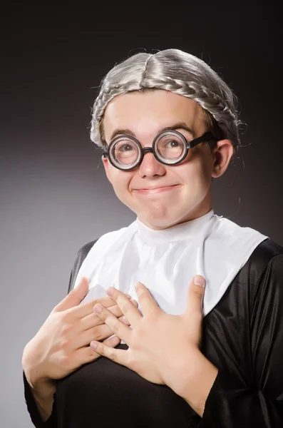 Hombre divertido vistiendo ropa de monja — Foto de Stock