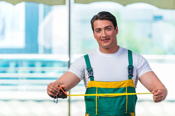 Junger Bauarbeiter arbeitet auf der Baustelle — Stockfoto