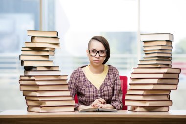 Kitap yığını ile genç öğrenci