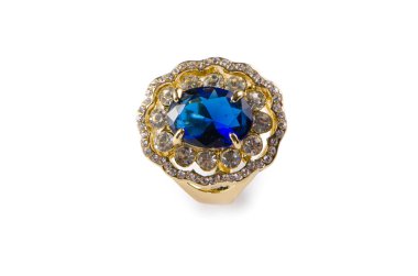 Mücevher yüzüğü beyazda izole edilmiş.