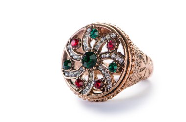 Mücevher yüzüğü beyazda izole edilmiş.