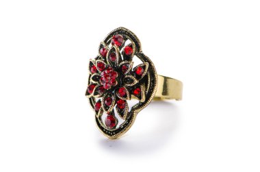 Mücevher yüzüğü beyazda izole edilmiş.