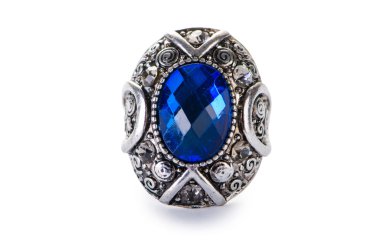 Mücevher yüzüğü beyazda izole edilmiş.