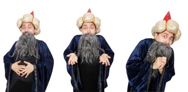 Komik bilge büyücü beyazda izole edilmiş.