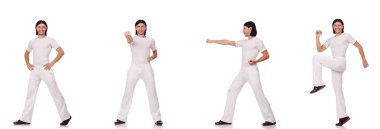 Beyaz takım elbiseli bir adam beyazlar içinde izole edilmiş.