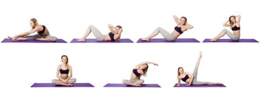 Beyaz üzerinde egzersiz yapan genç bir kadın.