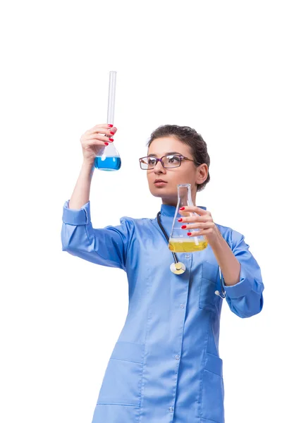 Женщина-врач проводит химические тесты, изолированные на белом — стоковое фото