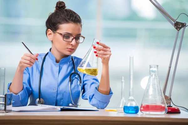 Mulher médica fazendo testes químicos em laboratório — Fotografia de Stock